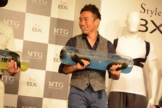 MTGは、水の力を利用して体幹を刺激するトレーニングギア「TAIKAN STREAM」の発表会を6月20日に都内に開催した。共同開発パートナーとして本製品の開発に携わった、サッカー日本代表の長友佑都選手とプロゴルファーの片山晋呉選手が当日は出席した。撮影者：大日方航