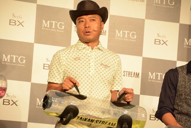 MTGは、水の力を利用して体幹を刺激するトレーニングギア「TAIKAN STREAM」の発表会を6月20日に都内に開催した。共同開発パートナーとして本製品の開発に携わった、サッカー日本代表の長友佑都選手とプロゴルファーの片山晋呉選手が当日は出席した。撮影者：大日方航