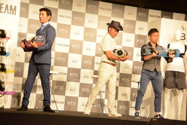 MTGは、水の力を利用して体幹を刺激するトレーニングギア「TAIKAN STREAM」の発表会を6月20日に都内に開催した。共同開発パートナーとして本製品の開発に携わった、サッカー日本代表の長友佑都選手とプロゴルファーの片山晋呉選手が当日は出席した。撮影者：大日方航