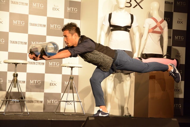 MTGは、水の力を利用して体幹を刺激するトレーニングギア「TAIKAN STREAM」の発表会を6月20日に都内に開催した。共同開発パートナーとして本製品の開発に携わった、サッカー日本代表の長友佑都選手とプロゴルファーの片山晋呉選手が当日は出席した。撮影者：大日方航