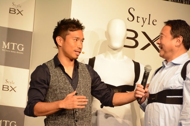 MTGは、水の力を利用して体幹を刺激するトレーニングギア「TAIKAN STREAM」の発表会を6月20日に都内に開催した。共同開発パートナーとして本製品の開発に携わった、サッカー日本代表の長友佑都選手とプロゴルファーの片山晋呉選手が当日は出席した。撮影者：大日方航