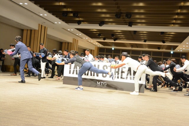 MTGは、水の力を利用して体幹を刺激するトレーニングギア「TAIKAN STREAM」の発表会を6月20日に都内に開催した。共同開発パートナーとして本製品の開発に携わった、サッカー日本代表の長友佑都選手とプロゴルファーの片山晋呉選手が当日は出席した。撮影者：大日方航