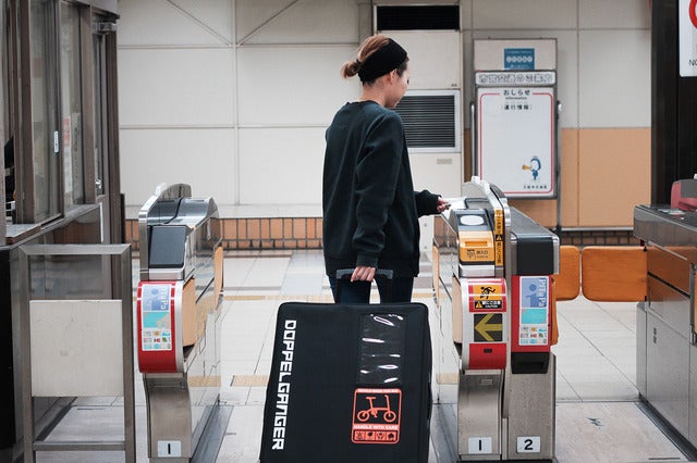 専用スーツケースに入れて運べる折りたたみ自転車「ハコベロ」発売