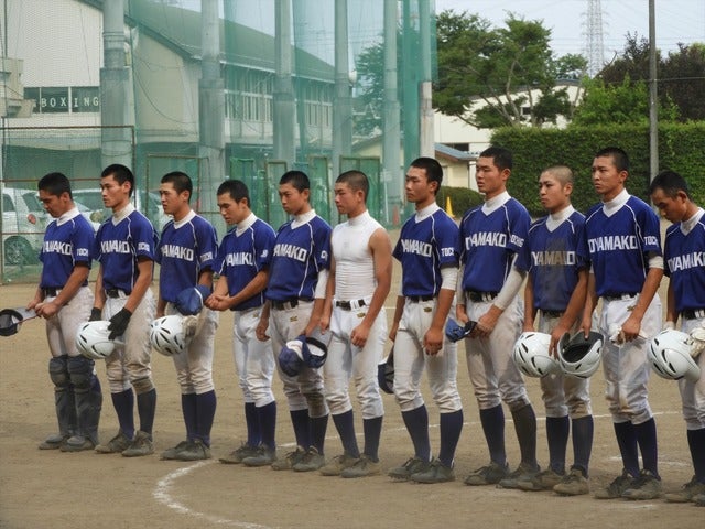 試合後に挨拶をする小山ナイン撮影：手束仁