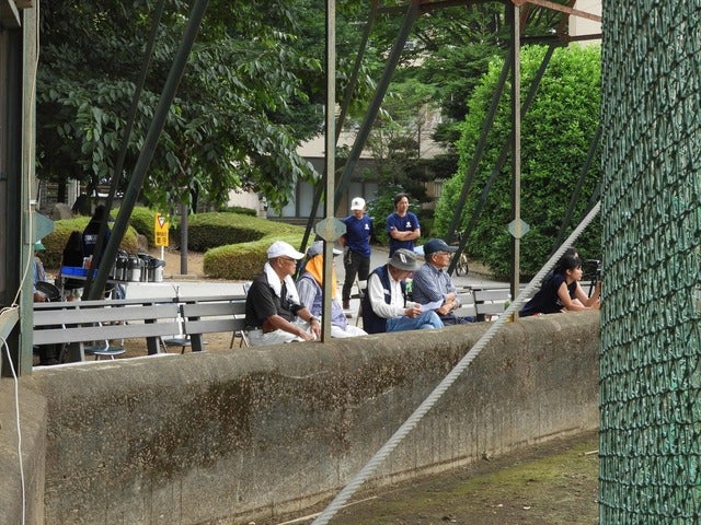 ネット裏には、朝早くから訪れる、古くからのファンの姿も撮影：手束仁