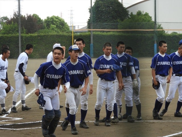 挨拶を終え、意識を高める小山ナイン撮影：手束仁