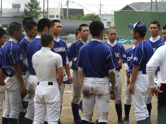 試合後斎藤崇監督の話を聞く小山ナイン撮影：手束仁