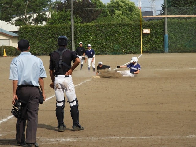 小山、日向野君が追い上げる三塁打を放つ撮影：手束仁