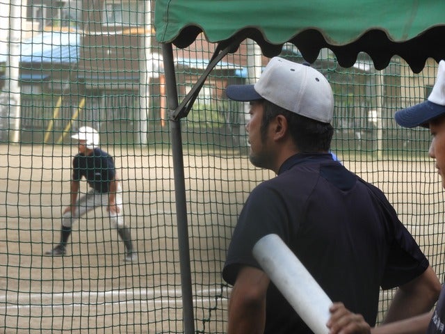 戦況を見つめる足立新田・小野将幸監督撮影：手束仁