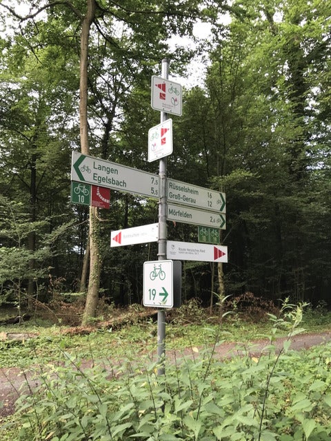 サイクリングロードの案内板。馬も通るようだ撮影=山口和幸