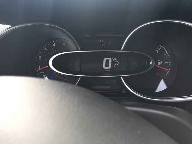 積算トリップメーターは11km。23日間で5000kmを乗り回す撮影=山口和幸