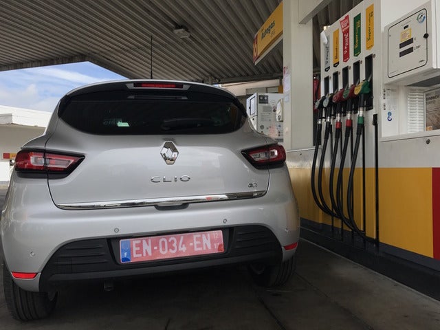 レンタカーと違ってガソリンタンクは最低限しか入ってないので、一番近いスタンドで入れる必要がある撮影=山口和幸