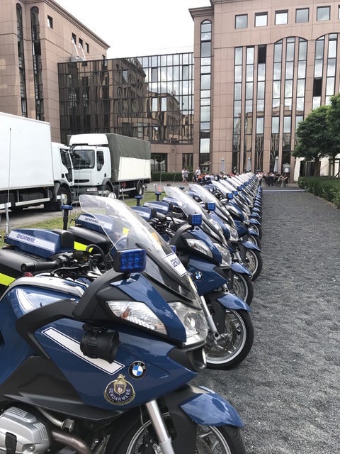 この日のホテルはこの町で一番安心。ジャンダルマリー(フランスの憲兵隊)が同宿なので。奥に見える2台のカミオンにはスペアバイクが積んである。過酷なレースを23日間も帯同しているとさすがのBMWも壊れるんだ撮影=山口和幸