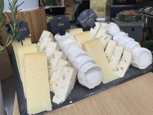 ツール・ド・フランスはおいしいチーズとワインをめぐる旅でもある撮影=山口和幸