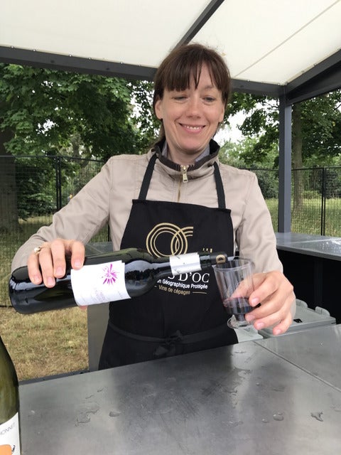 スタート地点にはワインバーもある。ただし運転者は飲酒禁止だ撮影=山口和幸