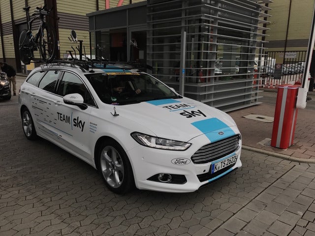 スカイチームは特別仕様のホワイトジャージに合わせてサポートカーも白に変更撮影=山口和幸