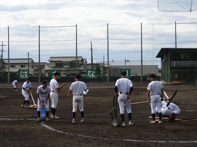 グラウンド整備は手際よく撮影：手束仁