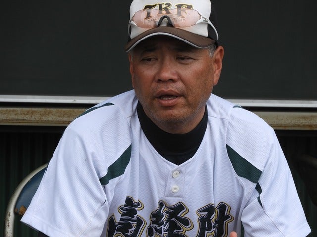 高崎経済大附・小池美徳監督撮影：手束仁