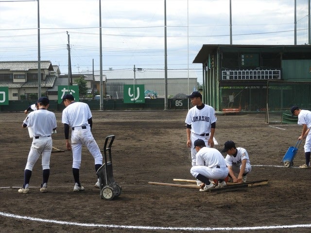 試合前のグラウンド整備撮影：手束仁
