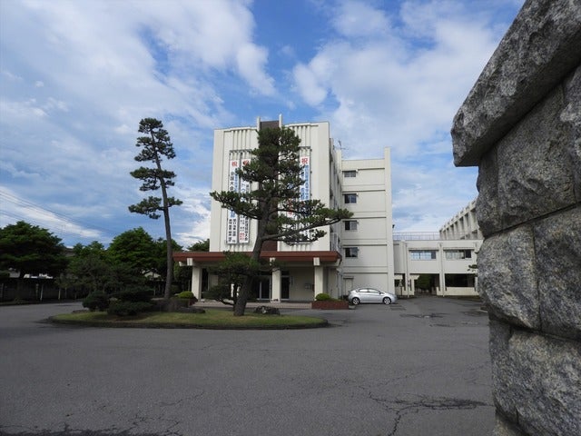 正門を入ると各部などの成果か掲げられている撮影：手束仁