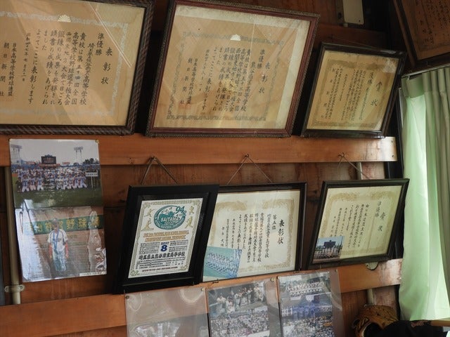 伝統校らしく、数々の賞状が監督室に掲げられている撮影：手束仁