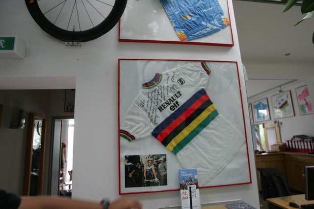 SRM本社に展示されていたグレッグ・レモンの世界チャンピオンジャージ撮影=山口和幸