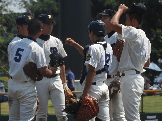 ピンチを切り抜けたい竜ヶ崎一は、マウンドに集まった撮影：手束仁