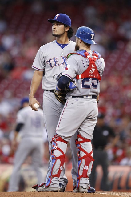 ダルビッシュ有（左）とキャッチャーのジョナサン・ルクロイ（2016年8月24日）(c) Getty Images