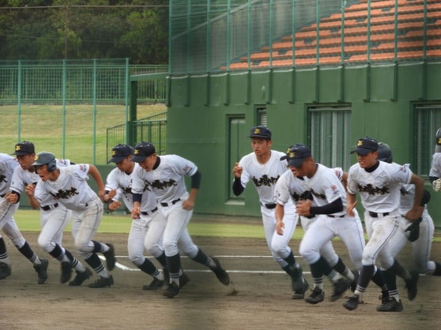 元気よく飛び出す豊橋中央選手たち撮影：手束仁