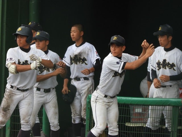 タイミングを計る豊橋中央ベンチ撮影：手束仁