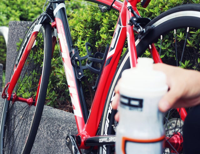 右・左利きの両方に対応する左右非対称「マルチユースボトルケージ」発売