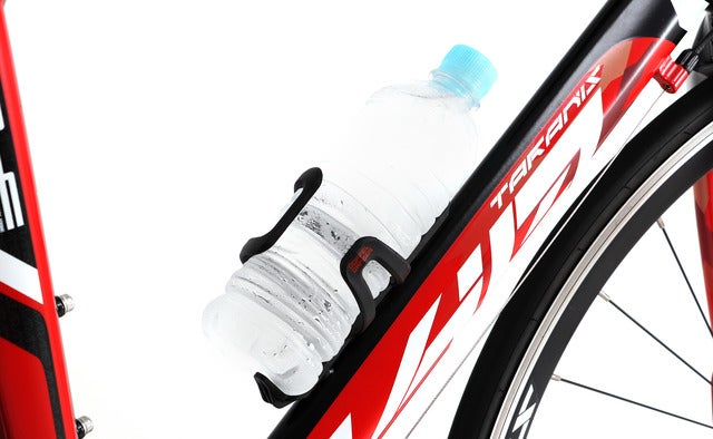 右・左利きの両方に対応する左右非対称「マルチユースボトルケージ」発売