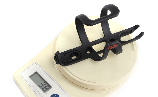 右・左利きの両方に対応する左右非対称「マルチユースボトルケージ」発売