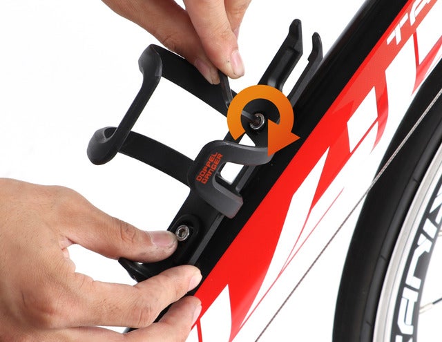 右・左利きの両方に対応する左右非対称「マルチユースボトルケージ」発売