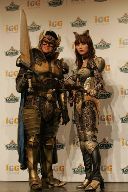 守護騎士アルフレッド役の宮川大輔とデスハンター・リア役の内田理央撮影＝山口和幸