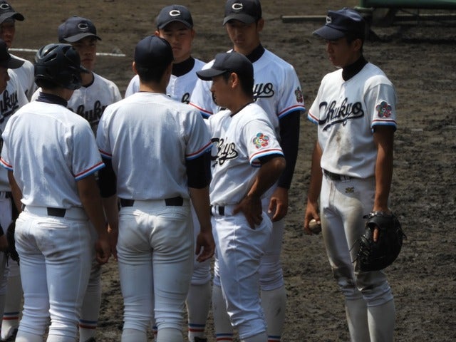 選手に指示を与える中京大中京・高橋源一郎監督撮影：手束仁