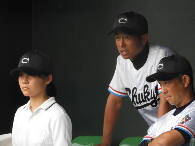 中京大中京のベンチ、（右）高橋源一郎監督、（中央）今井陽一部長、（左）記録員としてベンチ入りした田中彩菜さん撮影：手束仁