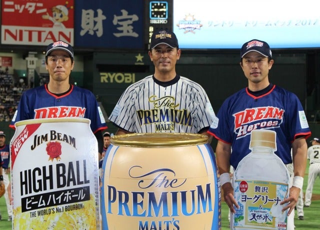 MVPの稲葉篤紀（中央）、ビーム賞の鈴木尚広（左）と敢闘賞の鉄平（右）撮影：浜田哲男