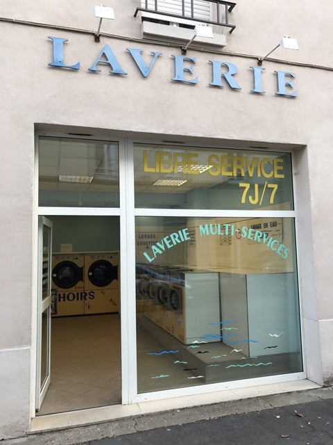 旅人の頼りになるのがコインランドリー。フランス語では「ラブリー」と言うのでかわいい撮影＝山口和幸
