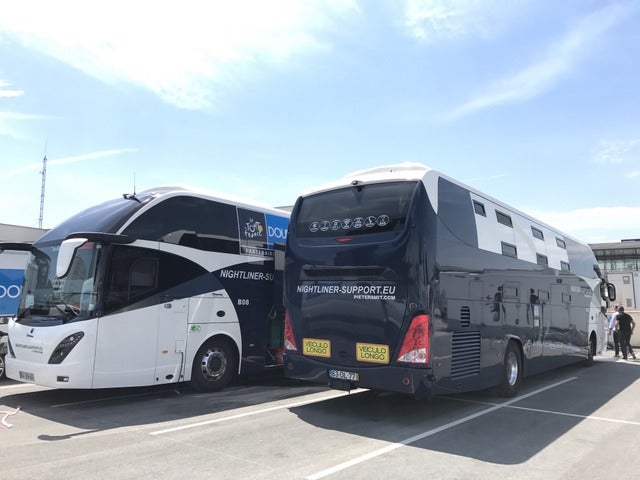 ツール・ド・フランスの施工スタッフの仮眠スペースは豪華バス。昼夜が正反対になる肉体労働だけに睡眠の質はとても重要だ撮影＝山口和幸