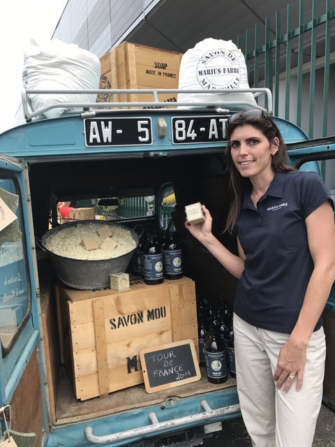 南仏マルセイユは石けんが名産。「食事の前はきれいに手を洗ってね」とマダム撮影＝山口和幸