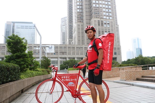 氷の「コカ・コーラ」ボトルが届く「コーク便」が編集部にやってきた!撮影:山本有莉