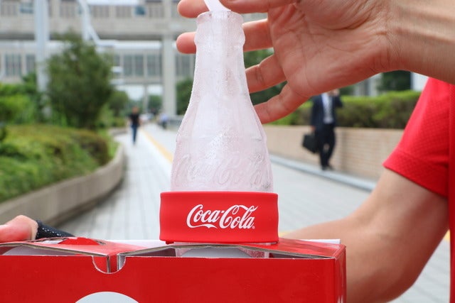 氷の「コカ・コーラ」ボトルが届く「コーク便」が編集部にやってきた!撮影:山本有莉