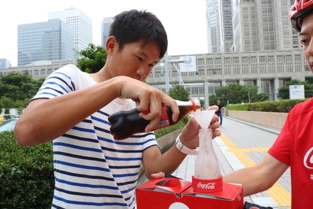 氷の「コカ・コーラ」ボトルが届く「コーク便」が編集部にやってきた!撮影:山本有莉