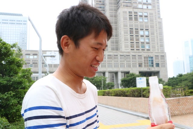 氷の「コカ・コーラ」ボトルが届く「コーク便」が編集部にやってきた!撮影:山本有莉