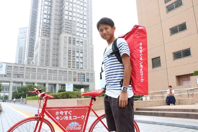 氷の「コカ・コーラ」ボトルが届く「コーク便」が編集部にやってきた!撮影:山本有莉