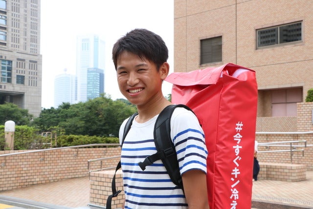 氷の「コカ・コーラ」ボトルが届く「コーク便」が編集部にやってきた!撮影:山本有莉