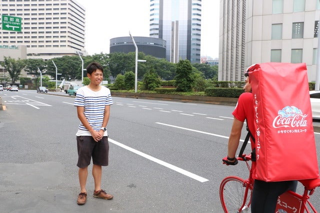 氷の「コカ・コーラ」ボトルが届く「コーク便」が編集部にやってきた!撮影:山本有莉