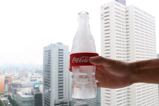 氷の「コカ・コーラ」ボトルが届く「コーク便」が編集部にやってきた!撮影:山本有莉