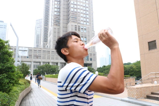 氷の「コカ・コーラ」ボトルが届く「コーク便」が編集部にやってきた!撮影:山本有莉